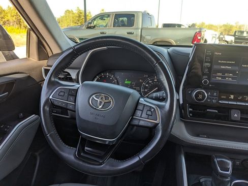 Used 2021 Toyota Highlander XLE image 25