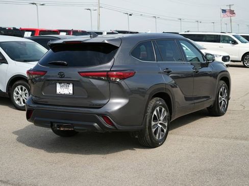 Used 2020 Toyota Highlander XLE AWD/4WD image 5