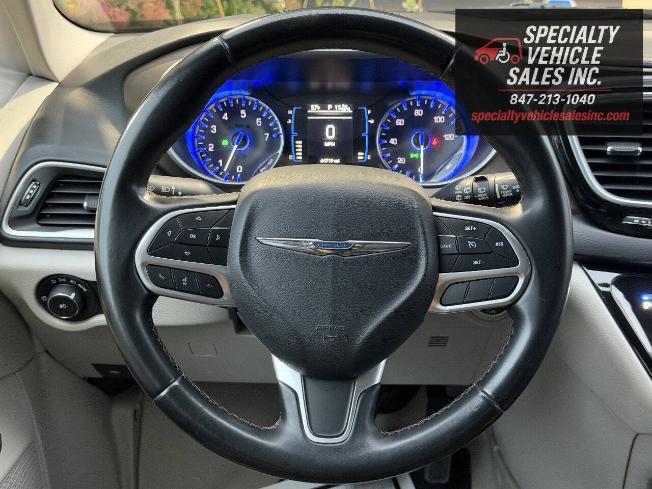 Used 2018 Chrysler Pacifica Touring-L FWD image 34