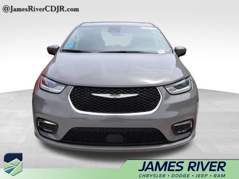 Used 2023 Chrysler Pacifica Touring-L FWD image 5