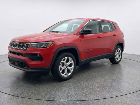 Used 2025 Jeep Compass Latitude image 3