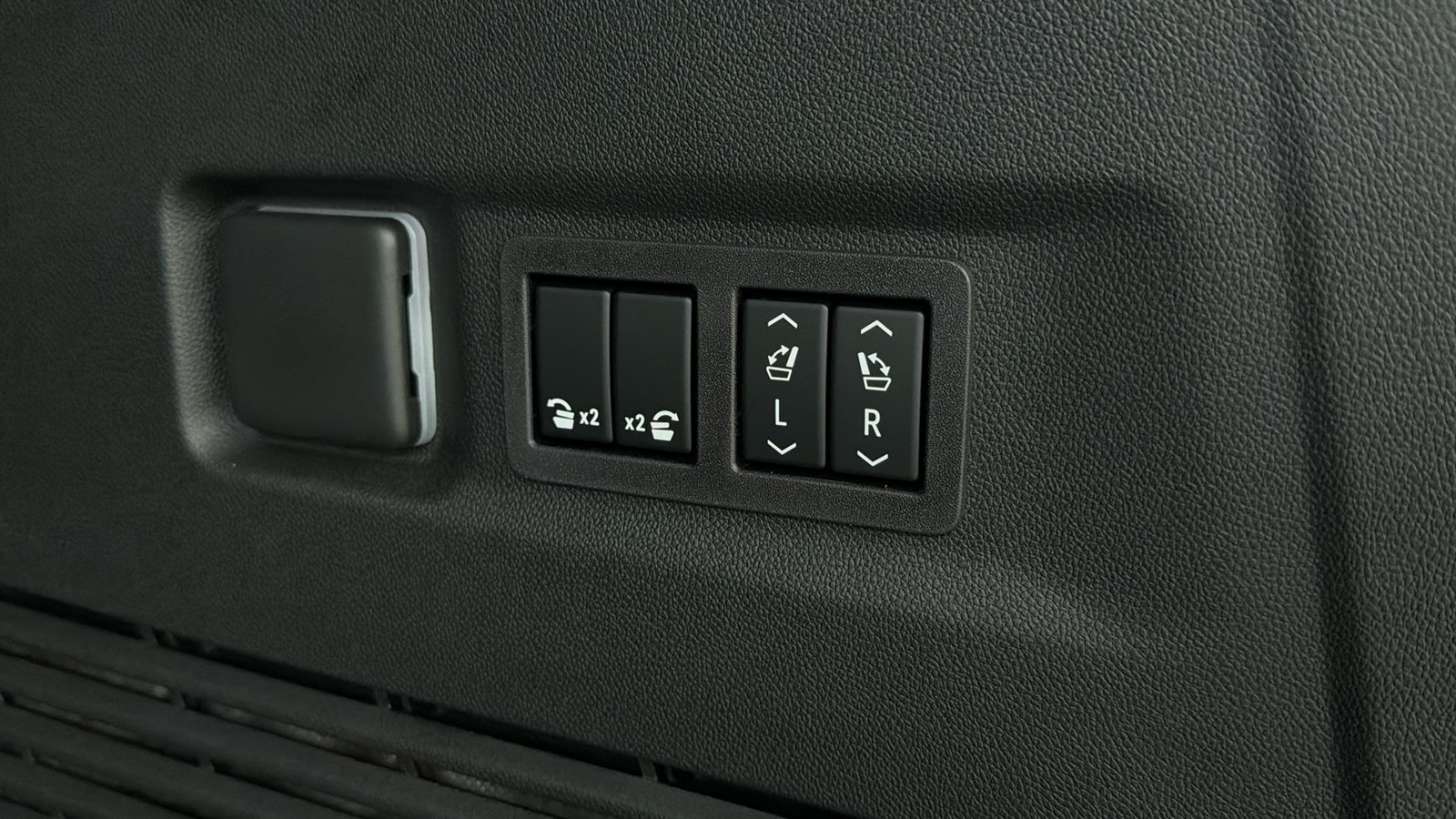 Used 2026 GMC Yukon XL Denali w/ Sun & Power Step Package AWD/4WD image 15