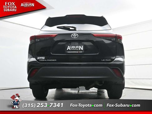 Used 2023 Toyota Highlander LE AWD/4WD image 19