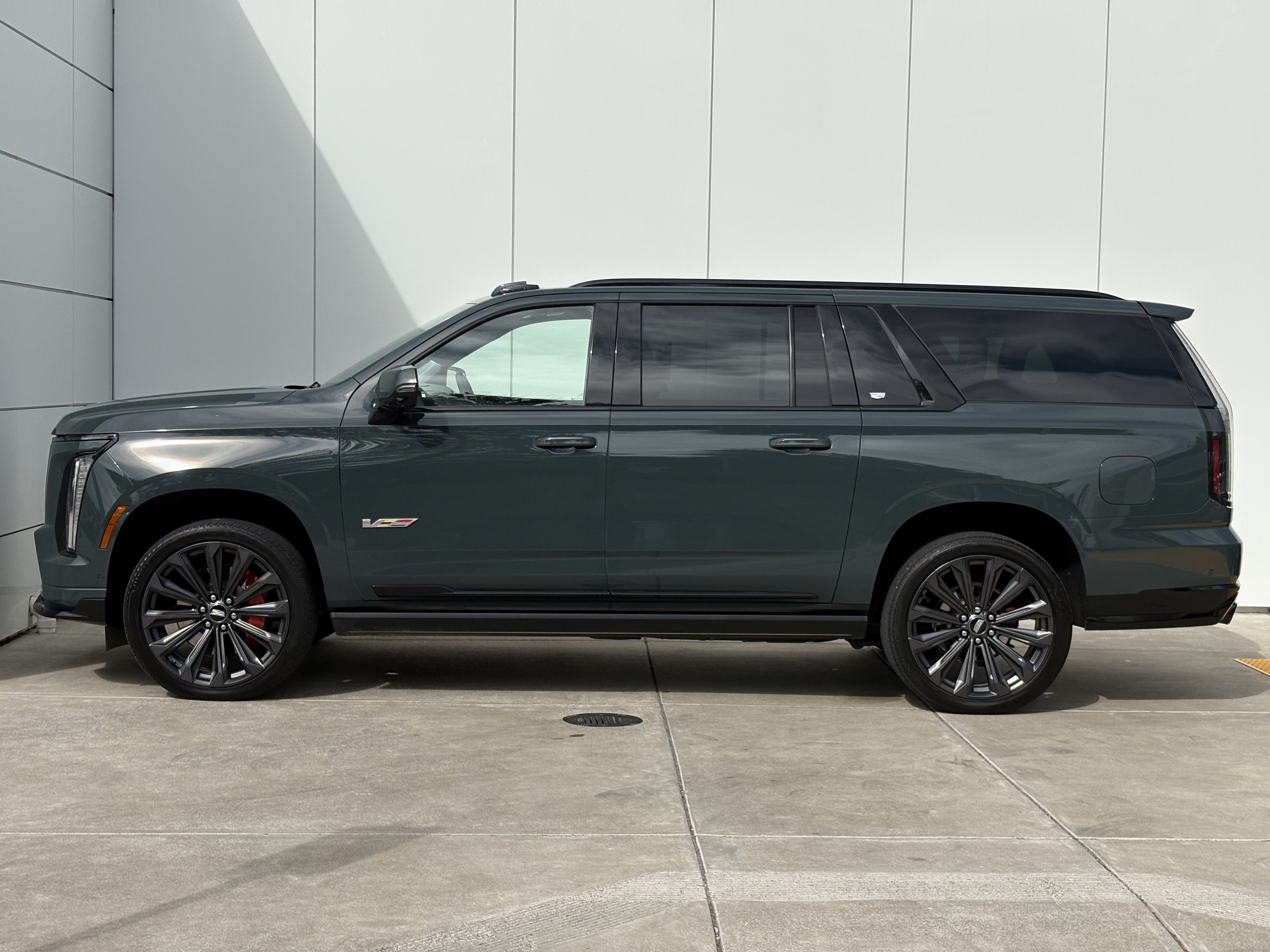 Certified 2025 Cadillac Escalade ESV V AWD/4WD image 4