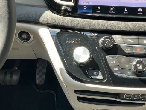 Used 2024 Chrysler Pacifica Touring-L FWD image 23