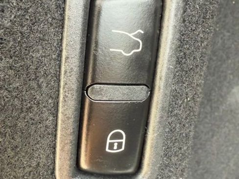 Used 2022 Maserati Levante Trofeo image 16