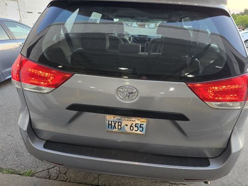 Used 2013 Toyota Sienna L image 2