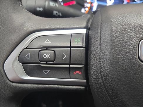 Used 2025 Jeep Compass Latitude w/ Sun & Sound Group AWD/4WD image 17