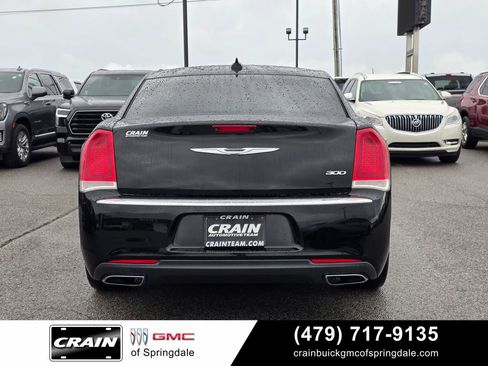 Used 2018 Chrysler 300 Limited RWD image 6