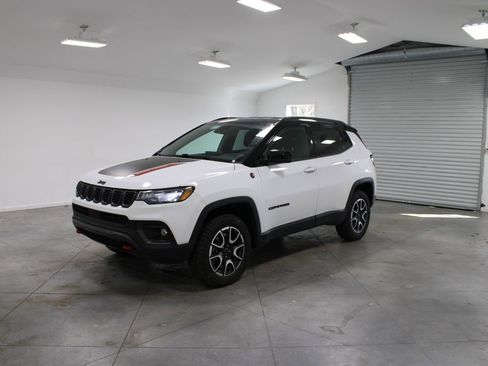 Used 2025 Jeep Compass Trailhawk image 4