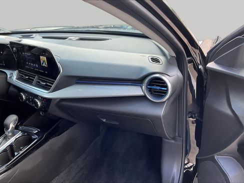 Used 2025 Chevrolet Trax LT w/ LT Convenience Package FWD image 18