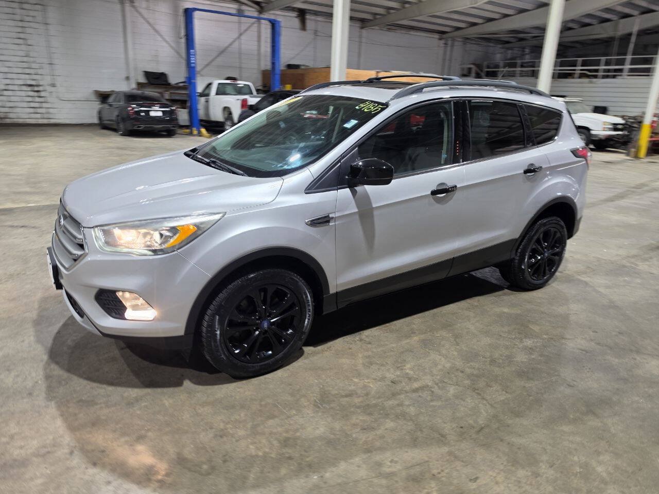 Used 2017 Ford Escape SE w/ Equipment Group 201A AWD/4WD image 2