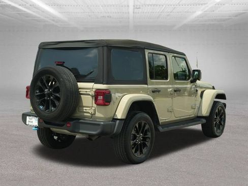 Used 2022 Jeep Wrangler Unlimited Sahara AWD/4WD image 9