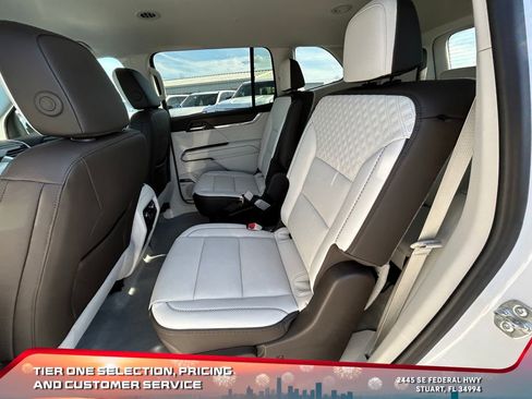 Used 2024 GMC Acadia Denali image 11