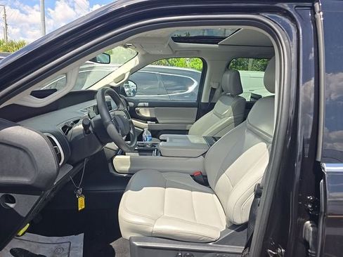 Used 2025 Ford Expedition Active AWD/4WD image 7