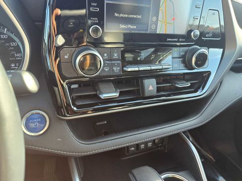 Used 2020 Toyota Highlander XLE image 31