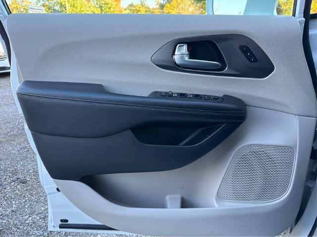 Used 2018 Chrysler Pacifica Limited w/ Advanced Safetytec Group FWD image 22