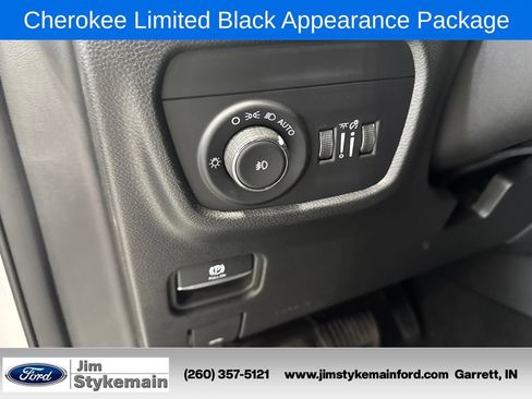 Used 2024 Jeep Grand Cherokee Limited w/ Black Appearance Package AWD/4WD image 15