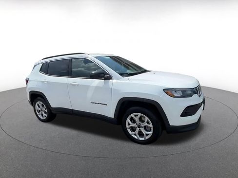 Used 2025 Jeep Compass Latitude AWD/4WD image 2