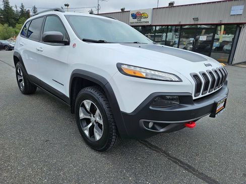 Used 2018 Jeep Cherokee Trailhawk AWD/4WD image 3