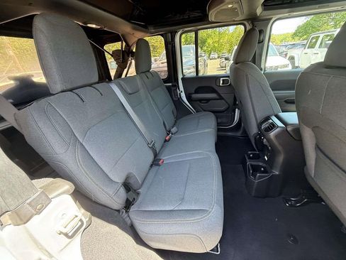 Used 2024 Jeep Wrangler Unlimited Sahara AWD/4WD image 10