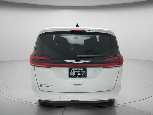 Used 2024 Chrysler Pacifica Touring-L FWD image 7
