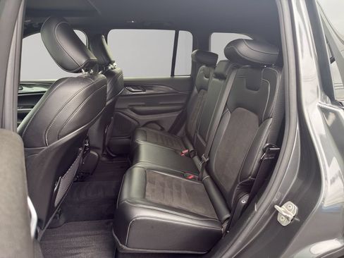 Used 2023 Jeep Grand Cherokee Altitude AWD/4WD image 18