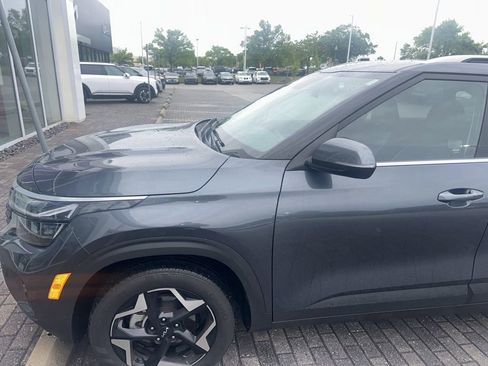 Used 2025 Kia Seltos EX FWD image 3