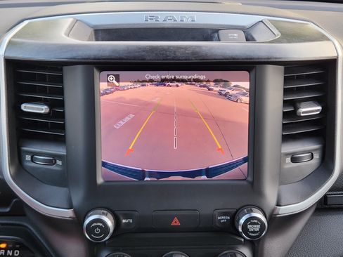 Used 2019 RAM 1500 4x4 Crew Cab image 12