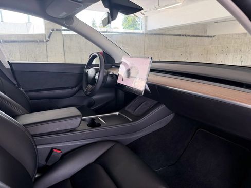 Used 2022 Tesla Model Y Long Range AWD/4WD image 22