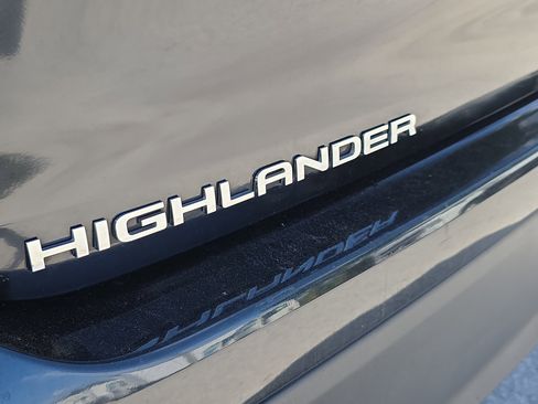 Used 2024 Toyota Highlander XLE image 10