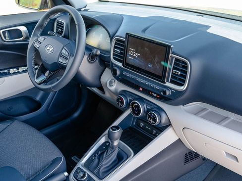 Used 2025 Hyundai Venue Limited FWD image 13