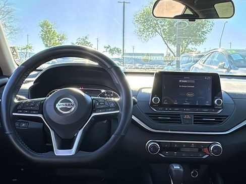 Used 2022 Nissan Altima 2.5 SV w/ SV Premium Package image 7