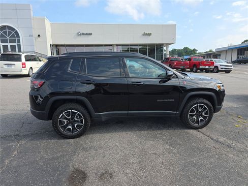 Used 2025 Jeep Compass Trailhawk w/ Trailhawk Elite Group AWD/4WD image 2