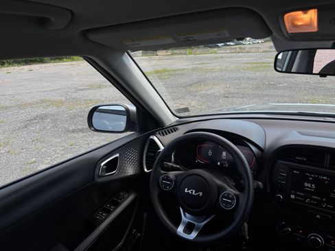 Used 2025 Kia Soul LX w/ LX Technology Package FWD image 29
