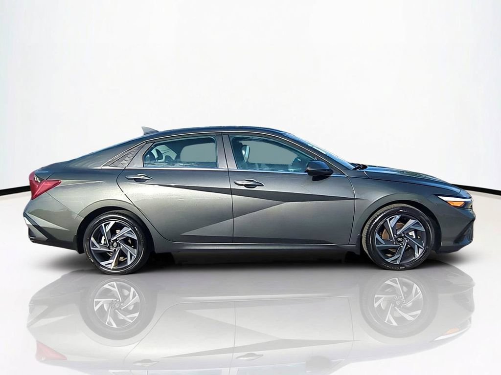 New 2026 Hyundai Elantra Limited FWD image 4