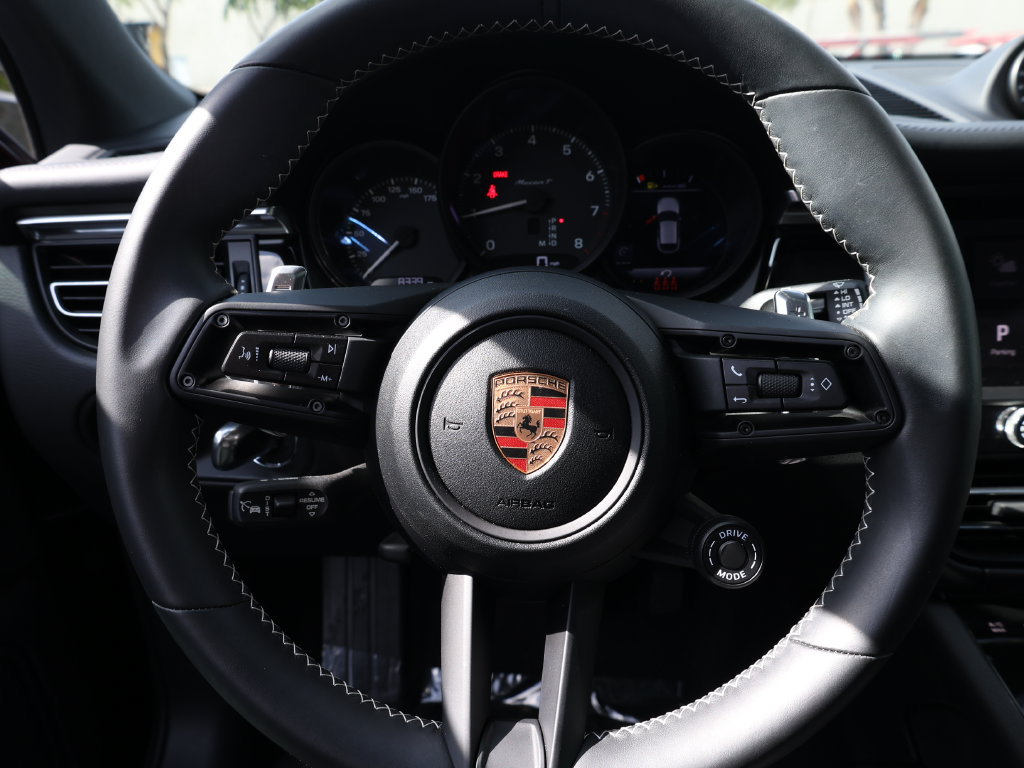 Used 2025 Porsche Macan Turbo AWD/4WD image 33