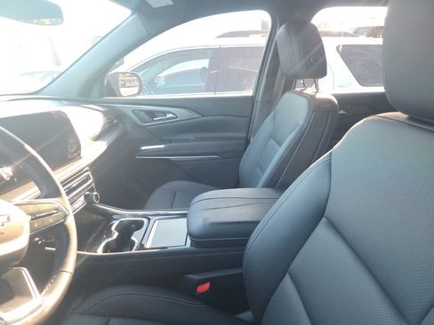 Used 2024 Chevrolet Traverse LT image 3