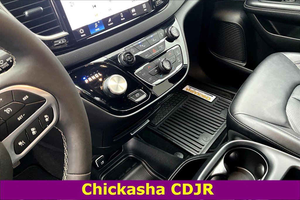 Used 2025 Chrysler Pacifica Select FWD image 17