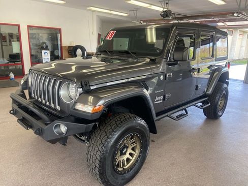 Used 2018 Jeep Wrangler Unlimited Sahara AWD/4WD image 3