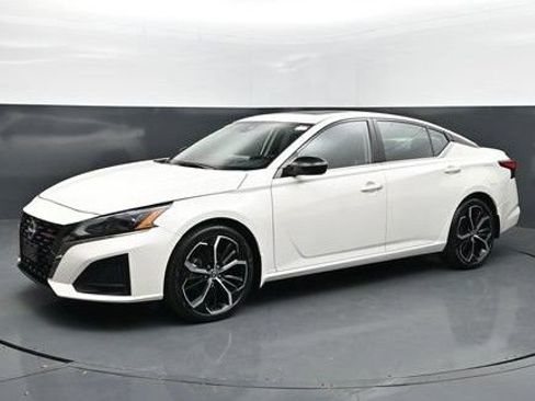 Used 2023 Nissan Altima 2.5 SR w/ SR Premium Package FWD image 1
