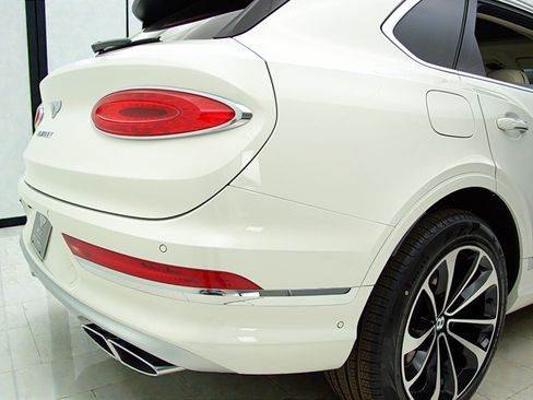 Certified 2023 Bentley Bentayga Extended Wheelbase image 9