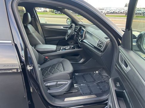 Used 2025 Volkswagen Atlas Cross Sport SE image 32