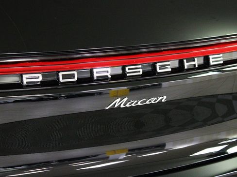 Certified 2025 Porsche Macan image 13