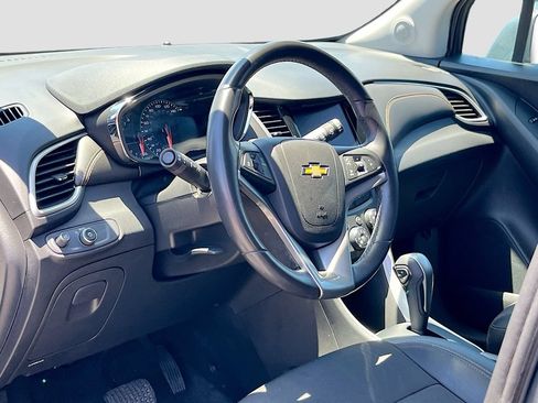 Used 2022 Chevrolet Trax LT w/ LT Convenience Package FWD image 9