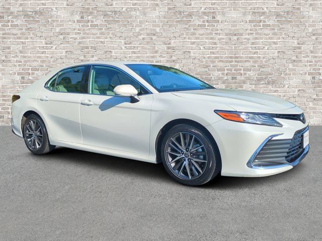 Used 2022 Toyota Camry XLE FWD image 1
