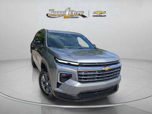 Used 2025 Chevrolet Traverse LT w/ LPO, Floor Liner Package FWD image 1
