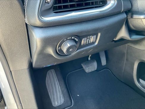 New 2026 Chrysler Pacifica Limited image 17