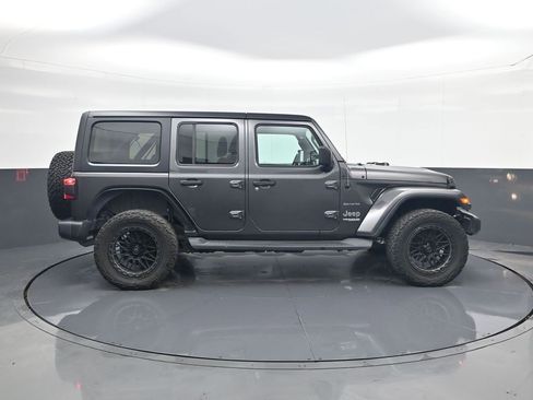 Used 2018 Jeep Wrangler Unlimited Sahara image 8