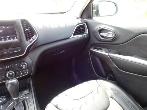 Used 2020 Jeep Cherokee Latitude Plus w/ Cold Weather Group AWD/4WD image 17